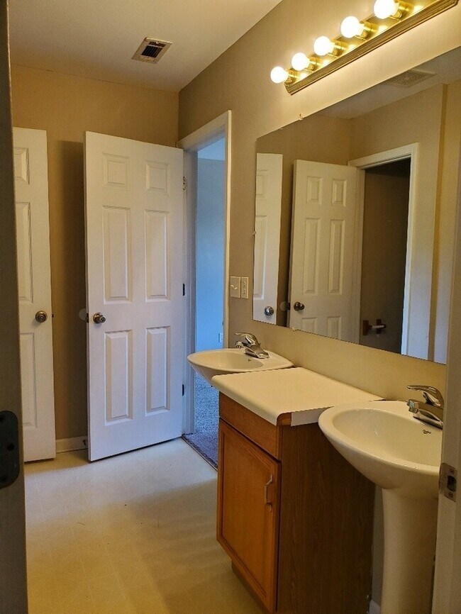 Building Photo - SPACIOUS 3 BEDROOM TOWNHOUSE FOR RENT IN GREENVILLE!