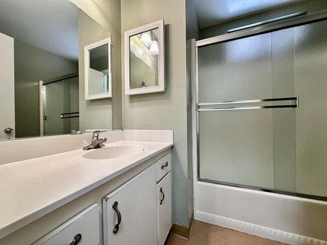 Building Photo - Spacious 3 Bed 2.5 Bath Walnut Creek Townhome - Commuter's Dream!