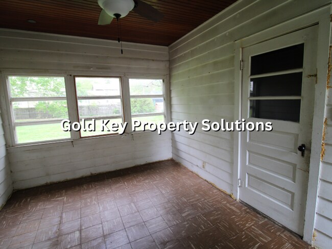 Building Photo - Large 3 BR 1 BA House with Garage and Central Air SECTION 8 APPROVED