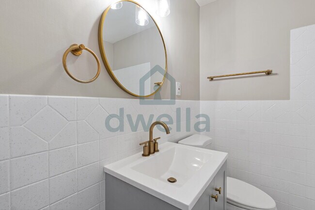 Building Photo - "Charming 5-Bedroom Oasis with 2 Full Bath...