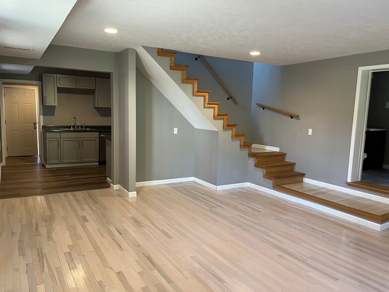 Entry hall - 1381 Randall St