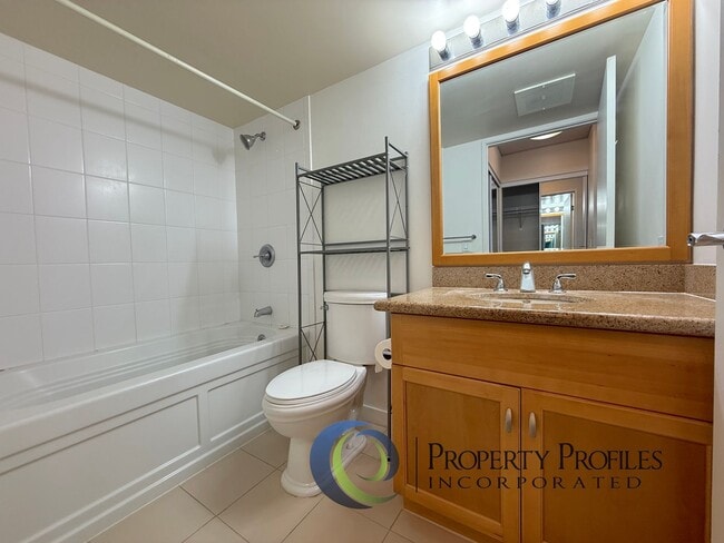 Building Photo - Moana Pacific - 2 Bedroom 2 Bath Unit - Available Now!