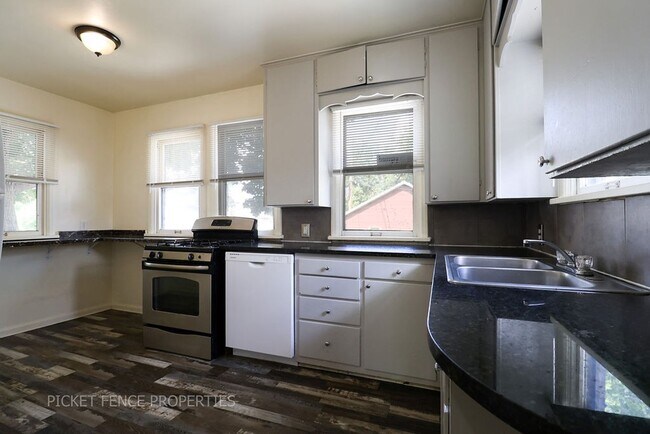Building Photo - 5 Bedroom, 2 bath Home! Close to UNC!