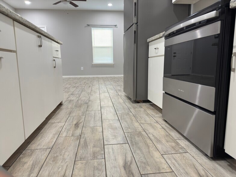 Building Photo - 1404 W Heritage Dr