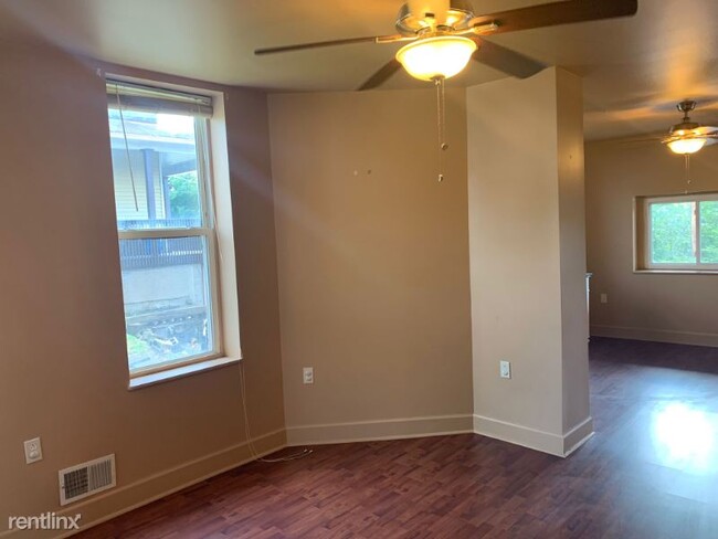 Building Photo - 3 br, 1 bath Townhome - 429 library ave