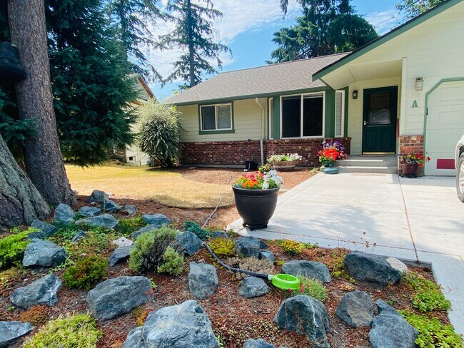 Building Photo - Quiet Duplex in Mount Vernon Neighborhood