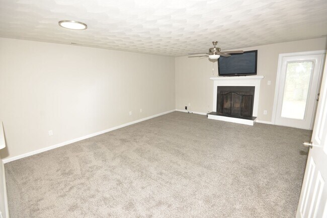 Building Photo - Renovated Townhome for Rent
