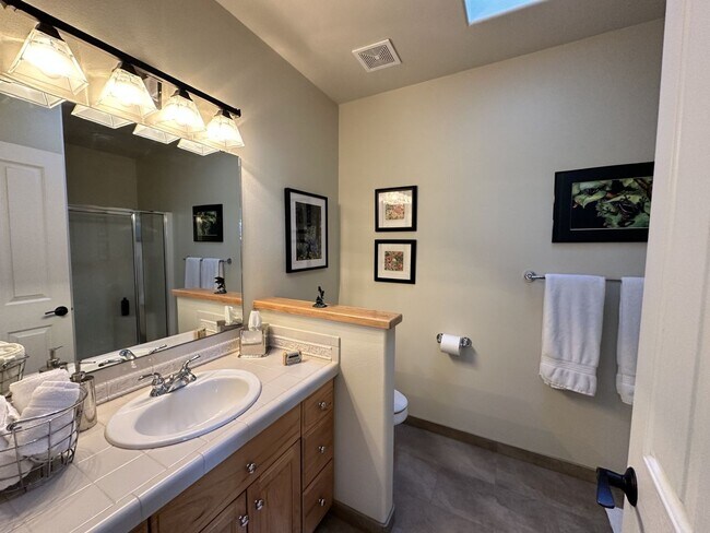 Building Photo - Large Furnished home on Awbrey Butte