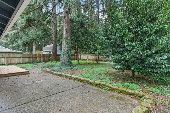 Building Photo - Updated 4BD Lake Oswego Home - Prime Location