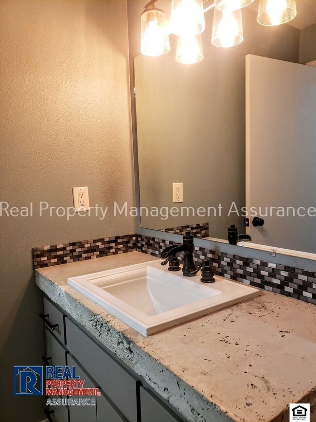 Building Photo - 1400 NE 14th Ave