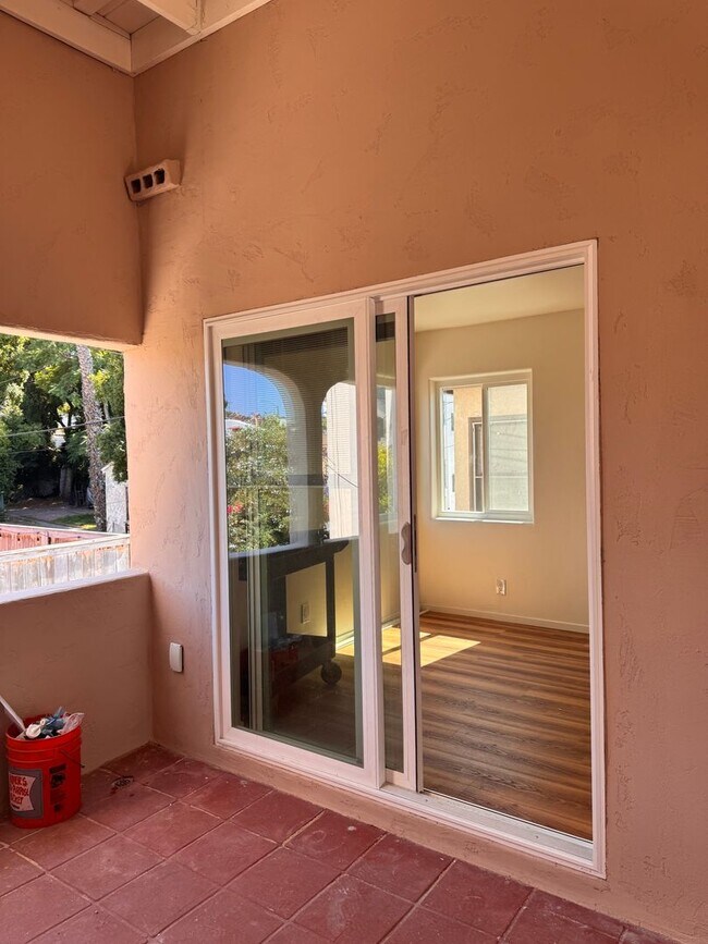 Building Photo - Studio with large private patio - Newly Re...