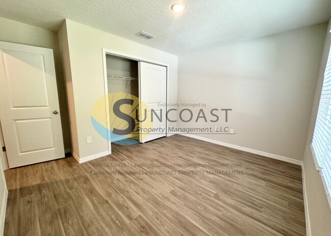 Building Photo - Luxury Home & Free to Apply!