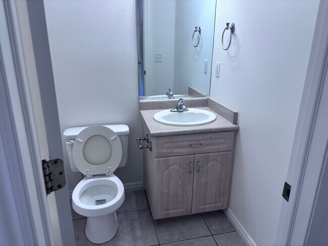 Building Photo - 3 bed / 2.5 bath / 1 car garage townhome