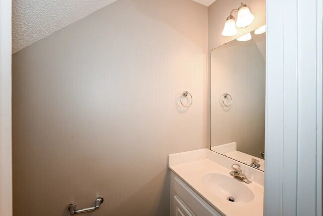Building Photo - 449 Amir Cir