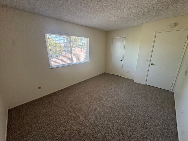 Building Photo - Updated 2 Bed / 1 Bath Condo in Lakeside