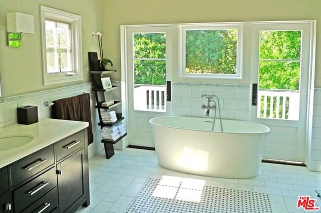 Building Photo - 10253 Valley Spring Ln