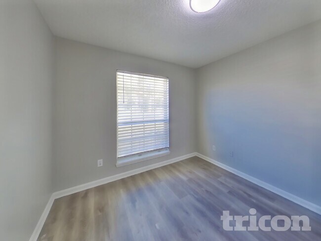 Building Photo - 1020 Woodbridge Hollow N