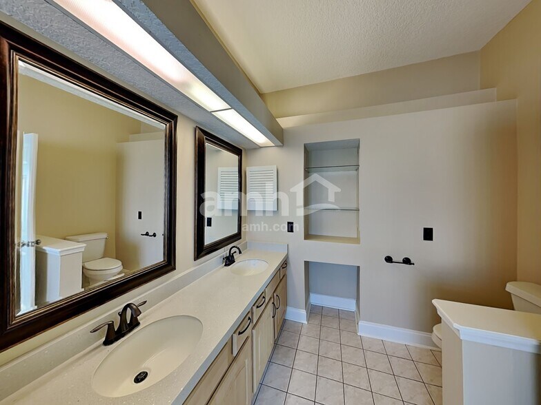 Building Photo - 1745 Pickwick Pl