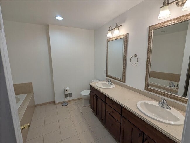 Building Photo - 812 Pondview Loop