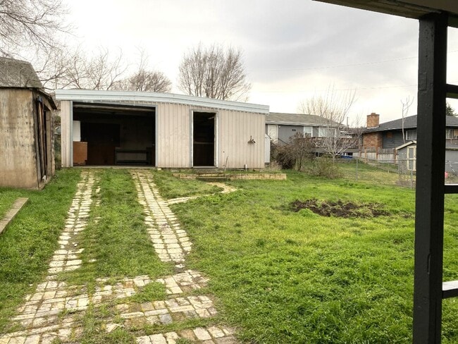 Building Photo - Remodeled Cottage