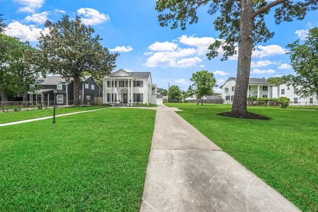 Building Photo - 3809 Southmore Blvd
