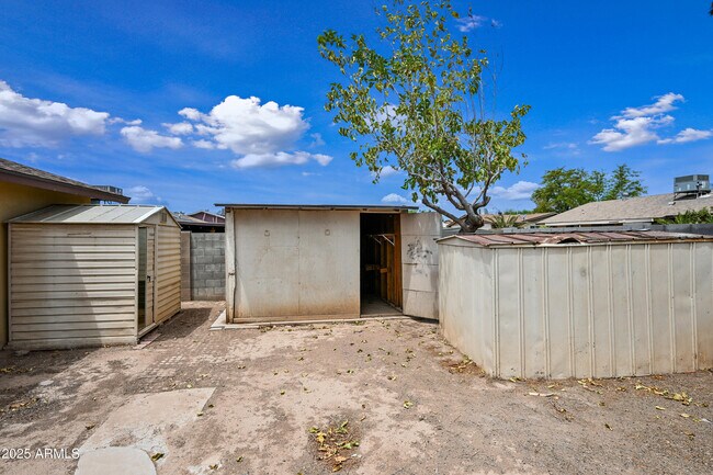 Building Photo - 8444 W Montecito Ave