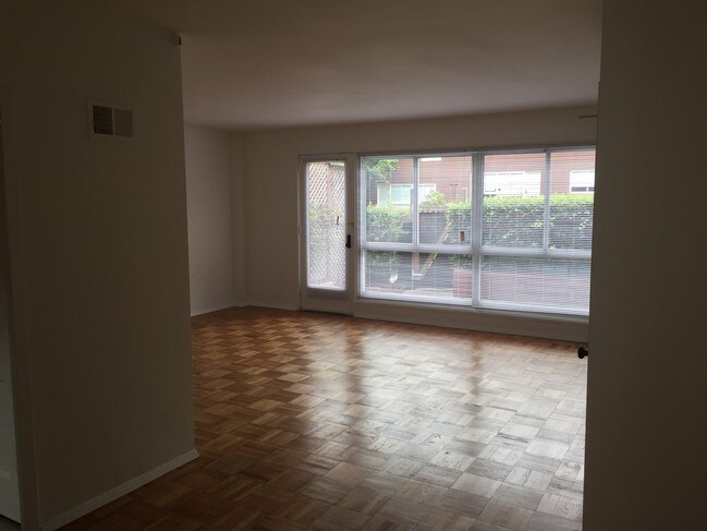 Building Photo - 332 Garces Dr