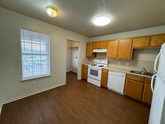 Building Photo - 3301 Barcelona Dr