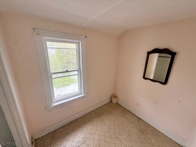Building Photo - 23 E Hanover Ave