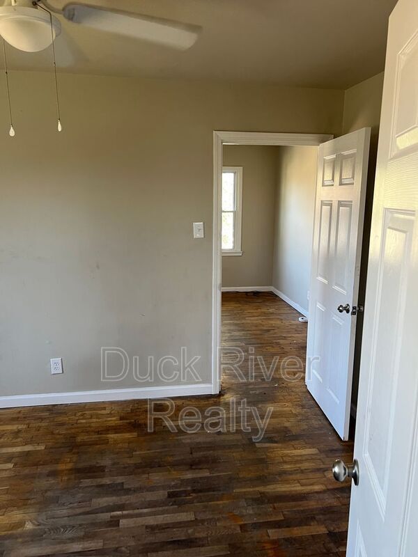 Building Photo - 610 1/2 E 8th St