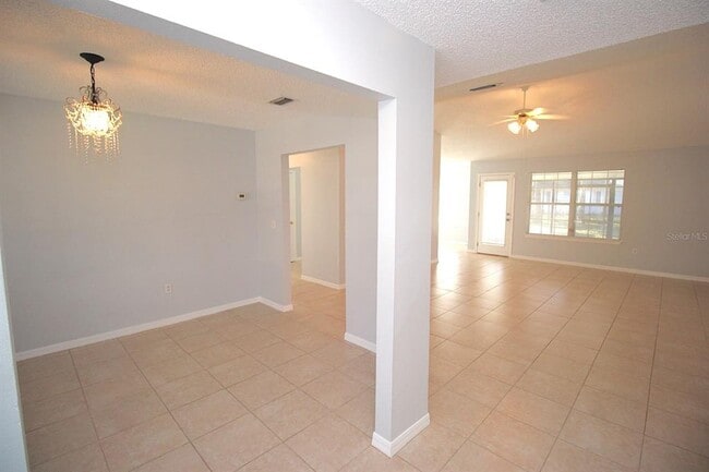 Building Photo - 12 Round Table Ln