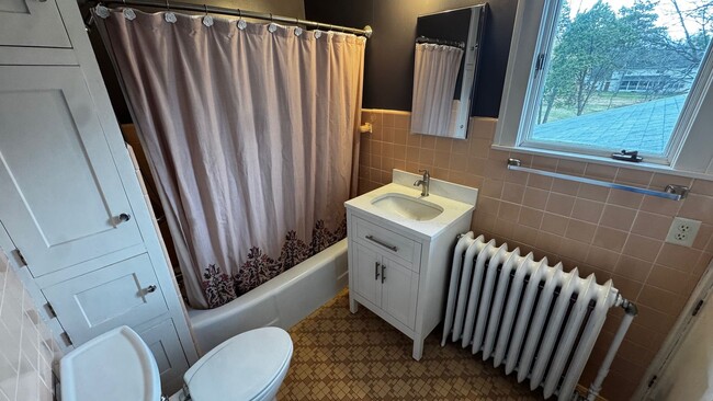 Building Photo - Wonderful 4BR 3BA w/ 2 Car Garage on 1.38 Acres in desirable Mendota Heights neighborhood!