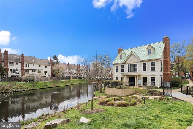 Building Photo - 1100 Quaker Hill Dr
