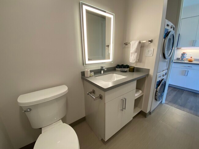 Building Photo - 409 Elm St