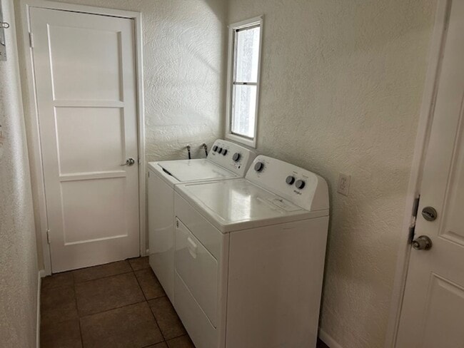 Building Photo - Spacious 3 Bedroom + Den Near Phoenix Country Club