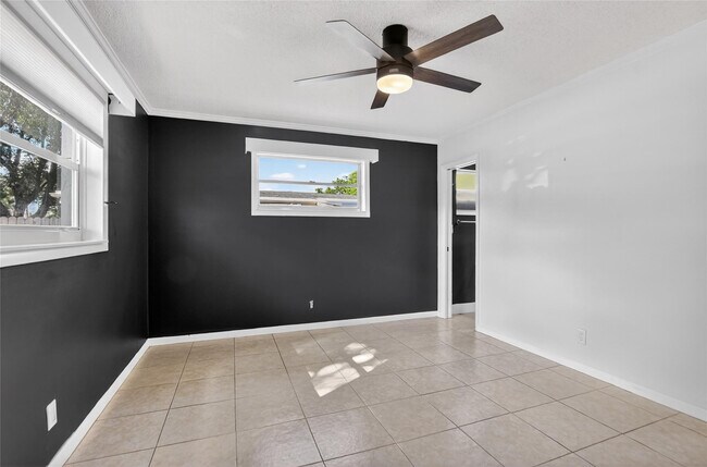 Building Photo - 111 SE 14th Pl