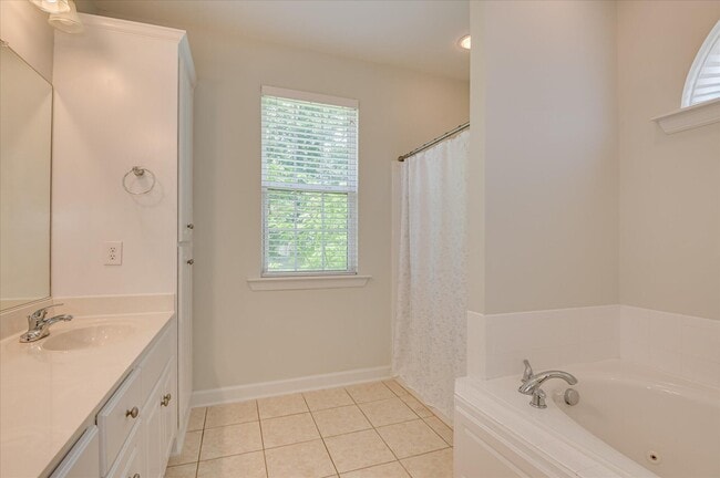 Building Photo - 158 Kenilworth Dr