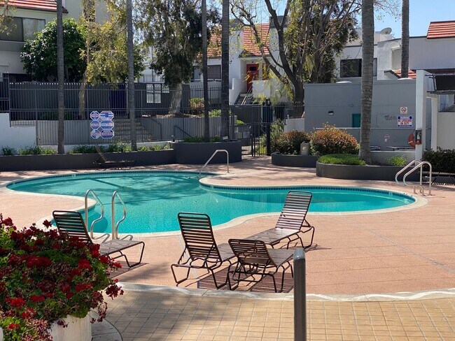 Building Photo - 2 bed, 2.5 bath Le Parc townhome