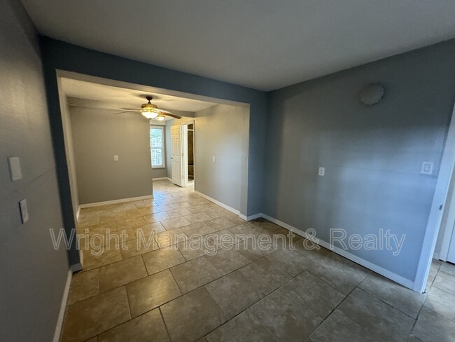 Building Photo - 438 Country Club Dr