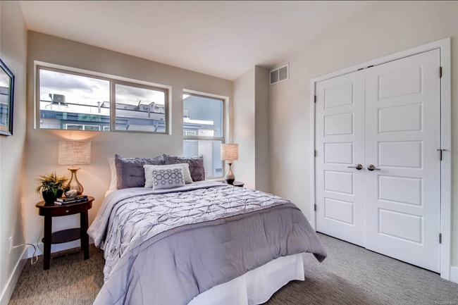Building Photo - Skyland Townhome just outside of Downtown!...