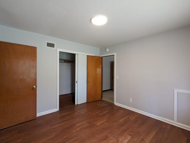 Building Photo - 165 E Toombs Ave