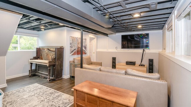 Building Photo - 406 Manor Dr