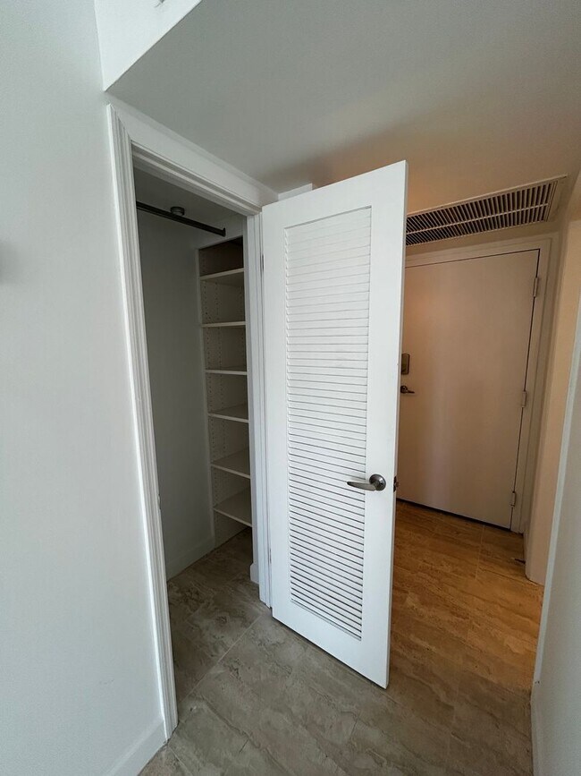 Building Photo - Large 1 Bedroom 1.5 Bath Condo - Steps from Fort Lauderdale Beach!