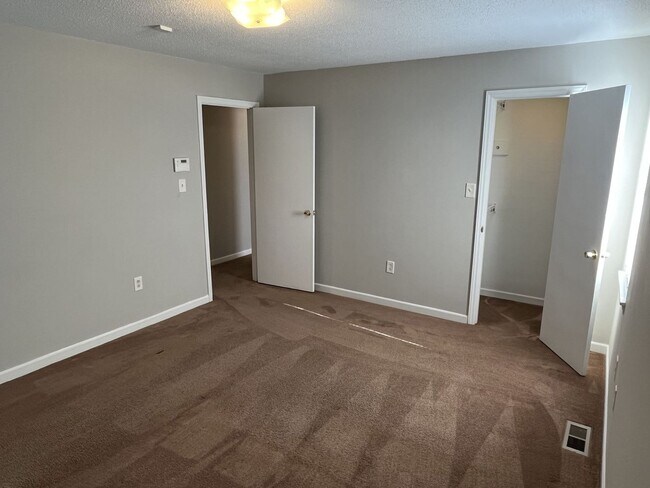 Building Photo - COMING SOON!!!  Spacious 2 Bed, 1 Bath Minutes from Uptown