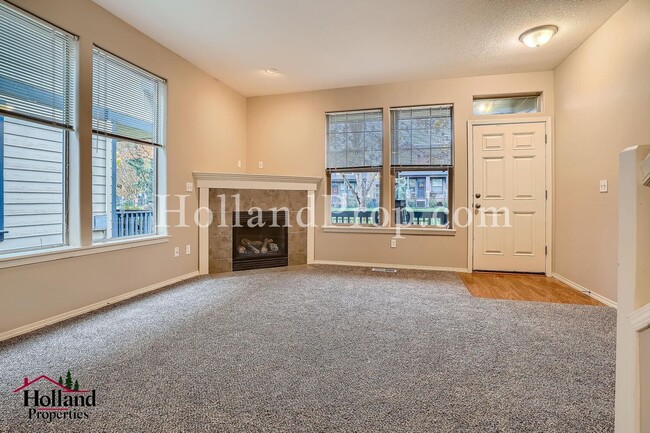 Building Photo - Charming End-Unit Townhouse in a Prime Loc...