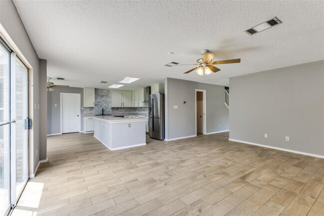 Building Photo - 2200 Milan Dr