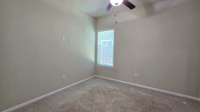 Building Photo - FOR RENT 4 BEDROOM 3 BATHROOM HOME