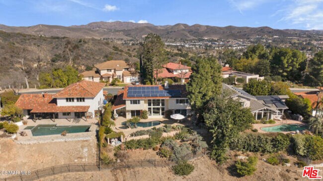 Building Photo - 987 Brookview Ave