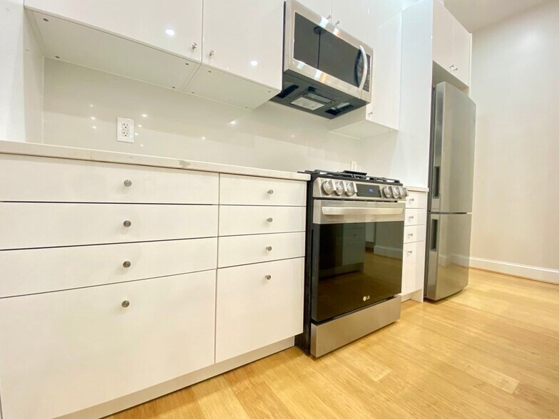 Building Photo - 258 W Broadway