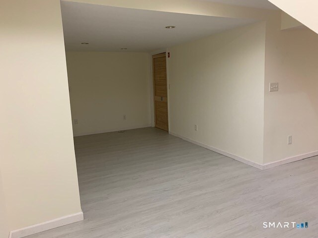 Building Photo - 18 Greenbriar Dr